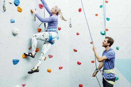 Bildetekst: Sikkerhet inne: Sikringskjeden er skjør og det er stadige farlige hendelser. Sikkerhetsnestor Odd Magne Øgreid oppfordrer til bruk av sikringshansker ved bruk av både vanlig tubebrems og Grigri. Foto: Kjell Ruben Strøm Bildetekst: Sikkerhet inne: Sikringskjeden er skjør og det er stadige farlige hendelser. Sikkerhetsnestor Odd Magne Øgreid oppfordrer til bruk av sikringshansker ved bruk av både vanlig tubebrems og Grigri. Foto: Kjell Ruben Strøm