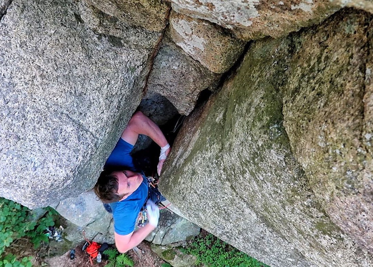 STERK OG UREDD: Pete Whittaker har frisloloert Kjerag – en nokså utrolig prestasjon. Bare så det er klart: Dette bildet viser Whittaker et helt annet sted med tau. Foto: Fra petewhittaker01 på instagram Pete Whittaker Kjerag