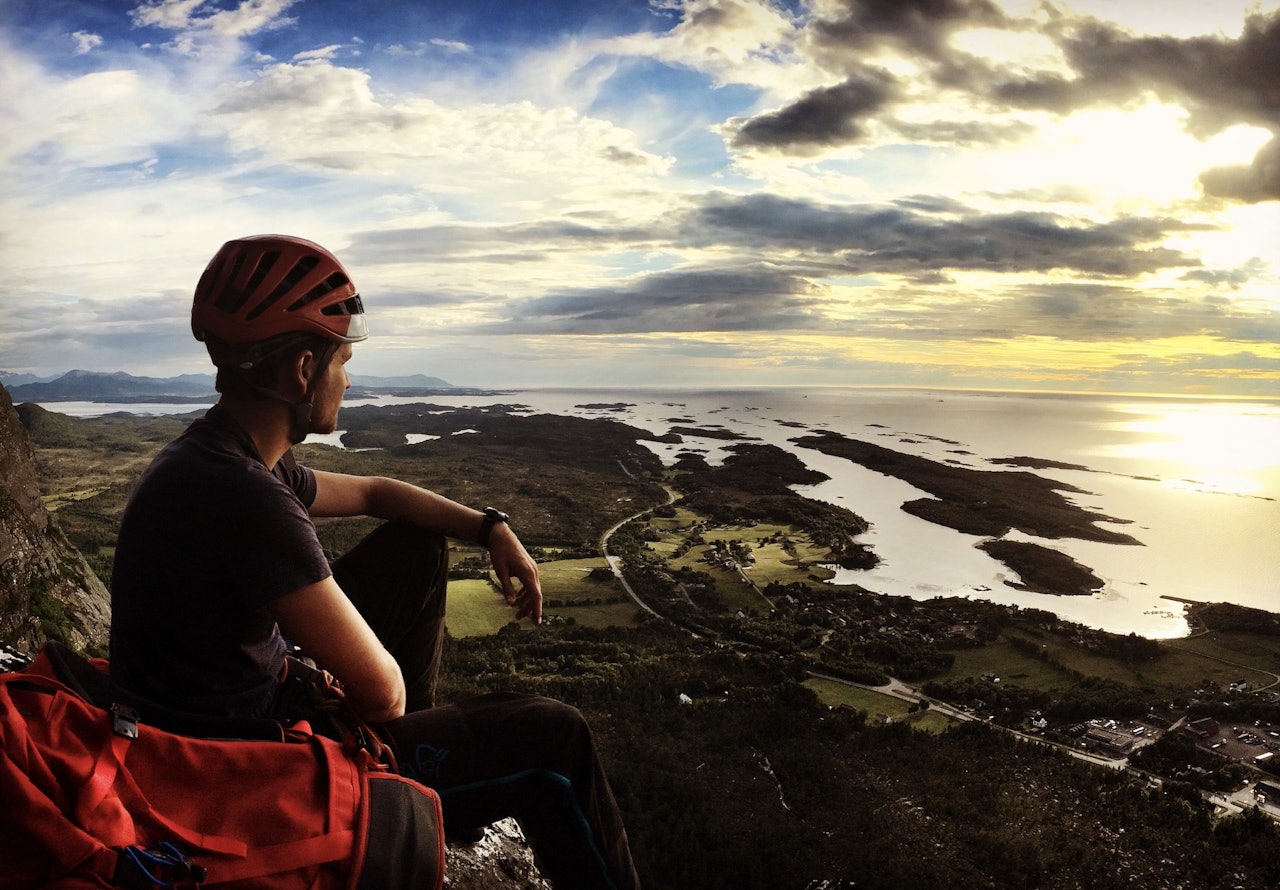 Idyll: Torje østtun nyter solnedgangen på toppen av Ravneggen. Foto. Anna E. Johnsen