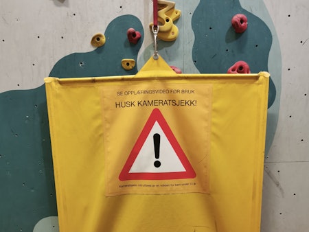 Eksempel på sperreseil på Oslo klatresenter. Både Krux klatring i Oppdal og Oslo klatresenter mener større seil kan forebygge ulykker med autobelay. Foto: Siri Gjendemsjø 