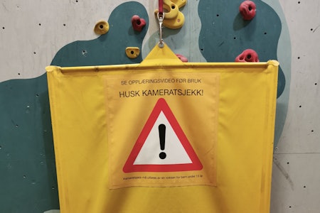 Eksempel på sperreseil på Oslo klatresenter. Både Krux klatring i Oppdal og Oslo klatresenter mener større seil kan forebygge ulykker med autobelay. Foto: Siri Gjendemsjø  Eksempel på sperreseil på Oslo klatresenter. Både Krux klatring i Oppdal og Oslo klatresenter mener større seil kan forebygge ulykker med autobelay. Foto: Siri Gjendemsjø