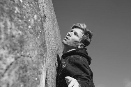 Ser opp og frem: Magnus Midtbø ligger ikke på latsiden. Til høsten kommer kleskolleksjon, klatresentre og bok. Foto: Petter Ianssen magnus midtbø rungne