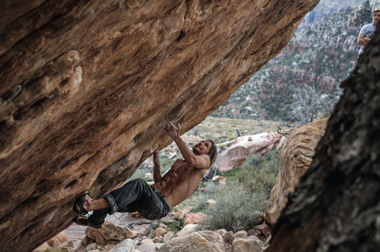 BRATT: Jeg strammer bissa og bruker alle triksene i boka, men klarer likevel ikke å løse sekvensen på The Phantom (V9). Foto: Aaron Matinez Klatring i Las Vegas
