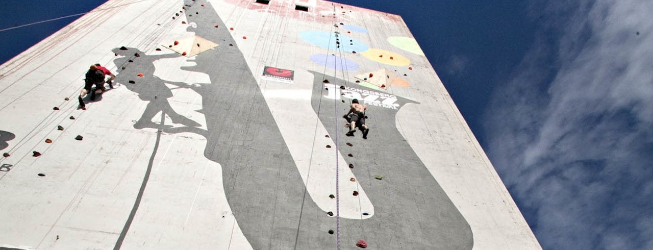 Utendørsveggen i Kongsberg får besøk av raske klatrere under Kongsberg Jazzfestival. Foto: Chad Stokes Utendørsveggen i Kongsberg får besøk av raske klatrere under Kongsberg Jazzfestival. Foto: Chad Stokes