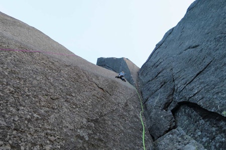 GENIUS LOCI: Begrepet er latin og brukes om stedets ånd. De imonerende formasjonene ved cruxtaulengden gir plassen en helt spesiell atmosfære, og det er lett å forestille seg hva førstebestigerne har tenkt den gang de ga ruta navn. Foto: Torbjørn Solheim GENIUS LOCI: Begrepet er latin og brukes om stedets ånd. De imonerende formasjonene ved cruxtaulengden gir plassen en helt spesiell atmosfære, og det er lett å forestille seg hva førstebestigerne har tenkt den gang de ga ruta navn. Foto: Torbjørn Solheim