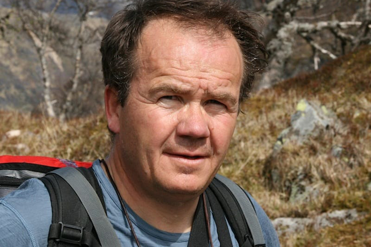 KRITISK: Jon Gangdal mener det pågående kunstprosjekt i Østveggen på Kolsås ikke er kunst, men skjending av et av Norges mest unike fjellformasjoner. KRITISK: Jon Gangdal mener det pågående kunstprosjekt i Østveggen på Kolsås ikke er kunst, men skjending av et av Norges mest unike fjellformasjoner.