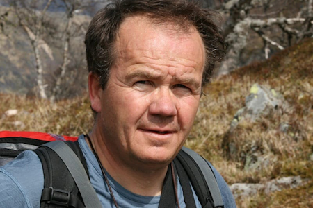 KRITISK: Jon Gangdal mener det pågående kunstprosjekt i Østveggen på Kolsås ikke er kunst, men skjending av et av Norges mest unike fjellformasjoner. KRITISK: Jon Gangdal mener det pågående kunstprosjekt i Østveggen på Kolsås ikke er kunst, men skjending av et av Norges mest unike fjellformasjoner.