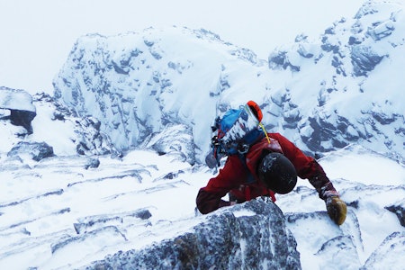 IKKE OPTIMALT: På dette bildet prøver artikkelforfatteren – med votter på - å klore seg fast i en fjellvegg. Det ville utvilsomt vært lettere og tryggere med hansker, men veldig kaldt var det heldigvis ikke. Foto: Toralf Furseth votter hansker ski topptur
