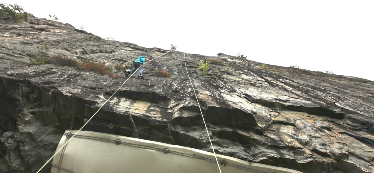 Thomas Berntsen tør å Try it!. Her under en real rappell på Nåli ved Voss. Foto: Dag Hagen Thomas Berntsen tør å Try it!. Her under en real rappell på Nåli ved Voss. Foto: Dag Hagen