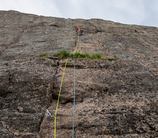 TRENING: Kaldklovafjellet har mange ruter med nokså lav vanskegrad og usedvanlig gode sikringsmuligheter. Perfekt for å øve seg til lengre ruter i fjellet. Dette er på ruta Den Onde. Rissene som følges på naborutene ses godt - Den Gode til venstre og Den Grusomme til høyre. Foto: Siv-Elin Skogen Klatring Kaldklova
