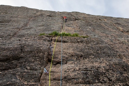TRENING: Kaldklovafjellet har mange ruter med nokså lav vanskegrad og usedvanlig gode sikringsmuligheter. Perfekt for å øve seg til lengre ruter i fjellet. Dette er på ruta Den Onde. Rissene som følges på naborutene ses godt - Den Gode til venstre og Den Grusomme til høyre. Foto: Siv-Elin Skogen Klatring Kaldklova