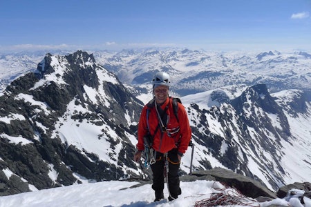 Glad vegleder: Jostein Aasen på toppen av Storen, der han har vært 160 ganger! Bildet er tatt av en «gjest», som det heter på veglederspråket.