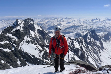 Glad vegleder: Jostein Aasen på toppen av Storen, der han har vært 160 ganger! Bildet er tatt av en «gjest», som det heter på veglederspråket. Glad vegleder: Jostein Aasen på toppen av Storen, der han har vært 160 ganger! Bildet er tatt av en «gjest», som det heter på veglederspråket.