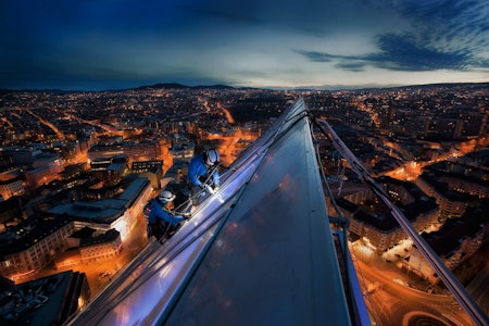 HØYT OG URBANT: Her jobber klatrerne med å feste kabler på toppen av Oslo Plaza.  Foto: Martin Widlund HØYT OG URBANT: Her jobber klatrerne med å feste kabler på toppen av Oslo Plaza.  Foto: Martin Widlund