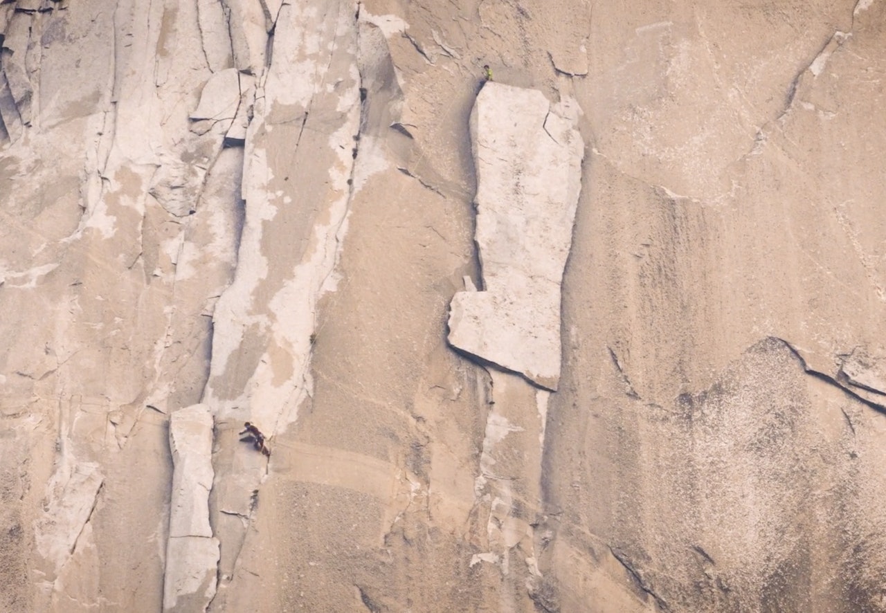 Brad Gobright og Jim Reynolds bryter den forrige rekorden, som Alex Honnold var med på sette, og bestiger veggen på 2:19:44. Her passerer de Boot Flake. Foto: Tristan Greszko Brad Gobright og Jim Reynolds bryter den forrige rekorden, som Alex Honnold var med på sette, og bestiger veggen på 2:19:44. Her passerer de Boot Flake. Foto: Tristan Greszko