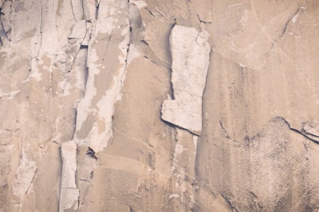 Brad Gobright og Jim Reynolds bryter den forrige rekorden, som Alex Honnold var med på sette, og bestiger veggen på 2:19:44. Her passerer de Boot Flake. Foto: Tristan Greszko Brad Gobright og Jim Reynolds bryter den forrige rekorden, som Alex Honnold var med på sette, og bestiger veggen på 2:19:44. Her passerer de Boot Flake. Foto: Tristan Greszko