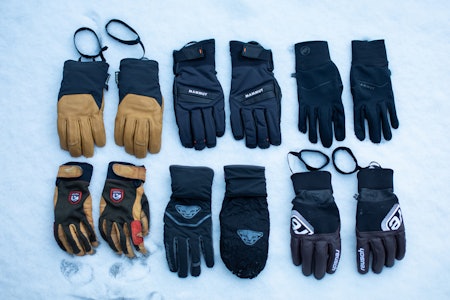 SEKS PAR TESTET: Vi har prøvd seks par hansker som egner seg godt til toppturer. Øverst fra venstre: Norrøna Lofoten Gore-tex Thermo short, Mammut Nordwand Pro, Mammut Astro. Nederst fra venstre: Hestra Ergo Grip Active, Dynafit Mercury og Reusch Jérémie Heitz Pro Model. Foto: Tore Meirik test hansker topptur Norrøna Mammut Dynafit Hestra Reusch