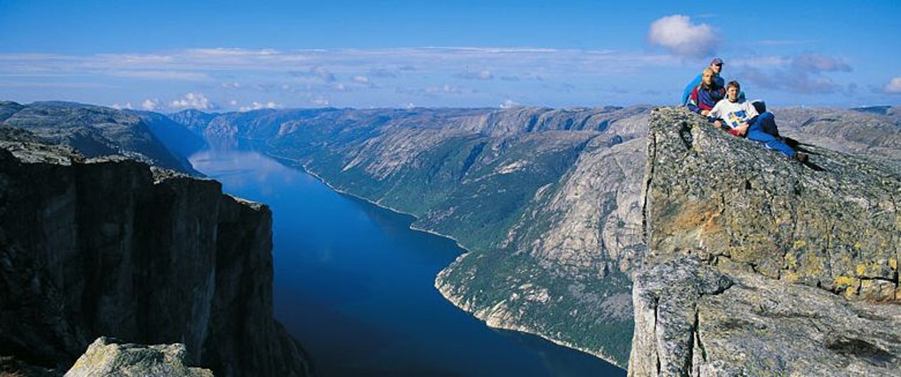 Lysefjorden fra Kjerag. Foto: Wikipedia/Ove Hetland Lysefjorden fra Kjerag. Foto: Wikipedia/Ove Hetland