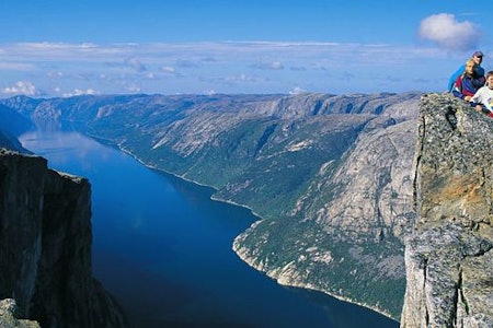 Lysefjorden fra Kjerag. Foto: Wikipedia/Ove Hetland Lysefjorden fra Kjerag. Foto: Wikipedia/Ove Hetland