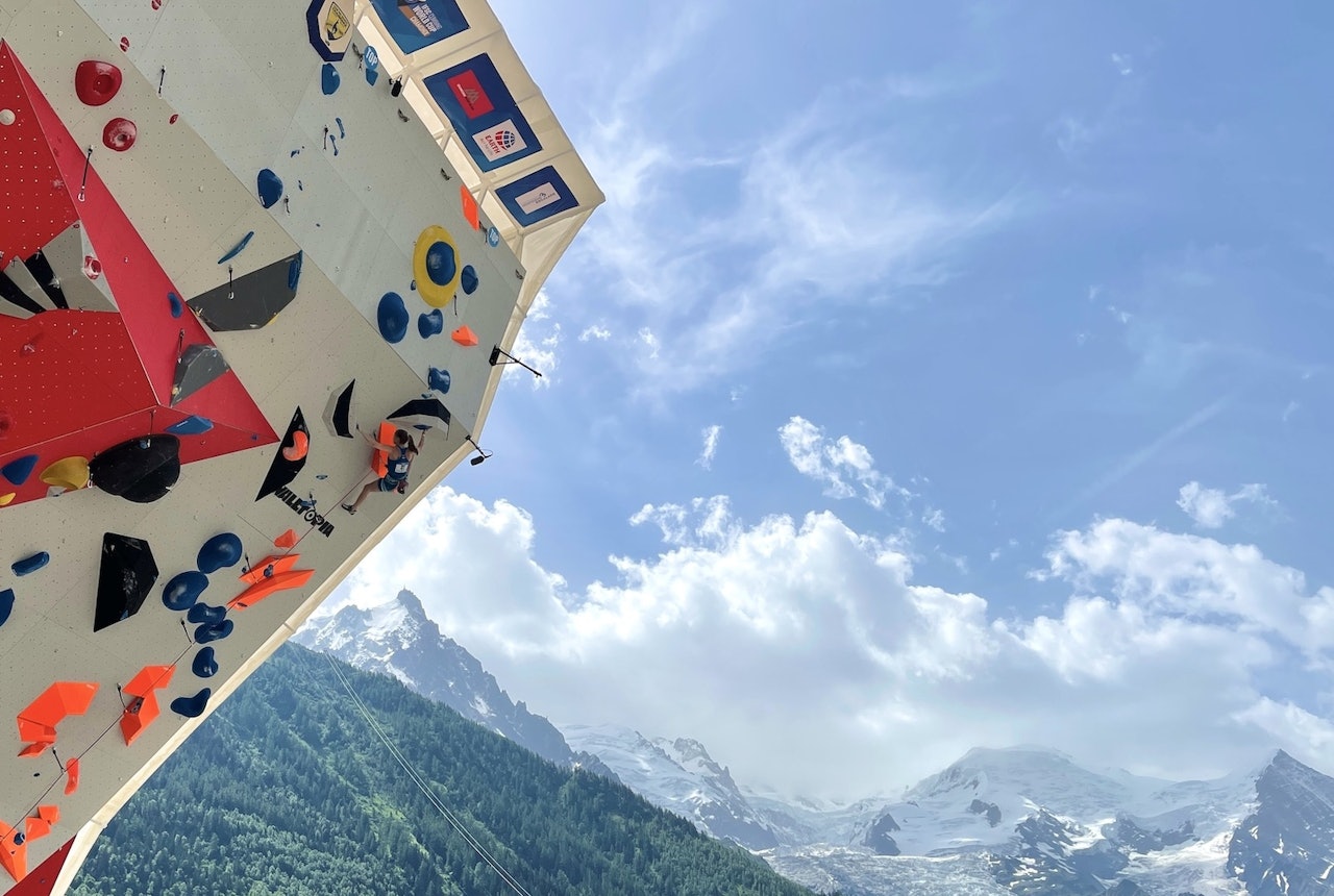 Utsikt: Sunniva Øvre-Eide høyt på første kvalifiseringsrute. Foto: Tina Hafsaas verdenscup chamonix tina hafsaas klatring