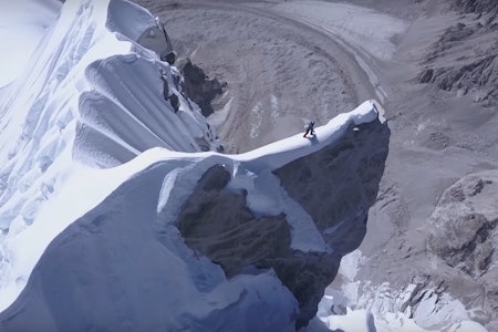 David Lama mot den ytterste topp under førstebestigningen av Lunag Ri (6907 moh). Foto: Dronekamera styrt fra basecamp