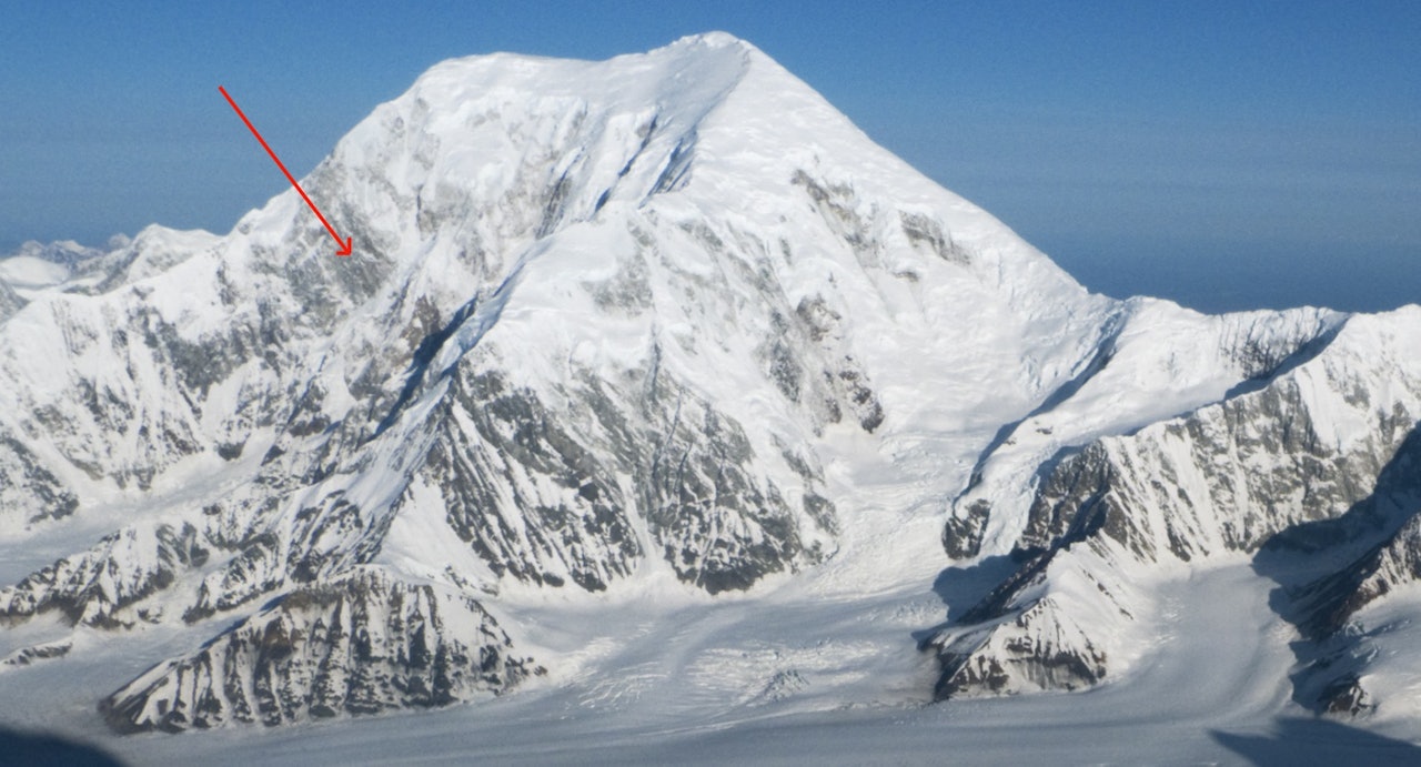 Her er Mt. Foraker (5304 moh) med pil som markerer linja som Bjørn-Eivind Årtun og Colin Haley førstebesteg. Bildet er tatt fra toppen av French Colouir på Mt. Hunter i 2009. Foto: Bjørn-Eivind Årtun