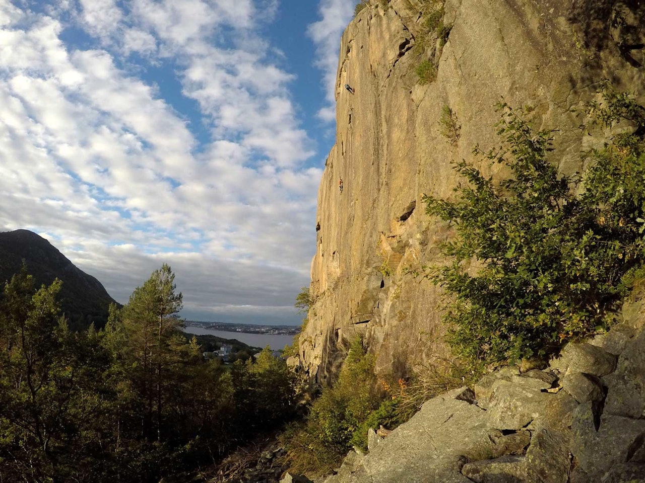 Integralen: Jon Egil Auestad klatrer Imperiet (7+) på Dale, med Leiv Aspelund hengende på det klassiske Valhalla-risset mens han tar bilder. Foto: Auestad (selfie med gopro)