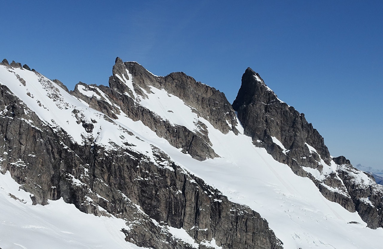 ULYKKE: En person er i ferd med å hentes ned etter et fall på Store Venjetind i Romsdal. Toppen er til høyre på dette bildet, som er tatt fra ryggen på Kvanndalstind. Arkivfoto: Tore Meirik Ulykke Store Venjetind
