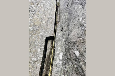 STRIDENS KJERNE: Infidel (6) på den skjulte veggen på Kolsås. Man kan se boltene til høyre for de to rissene. Da ruta ble boltet var det brede risset fylt med løse flak. STRIDENS KJERNE: Infidel (6) på den skjulte veggen på Kolsås. Man kan se boltene til høyre for de to rissene. Da ruta ble boltet var det brede risset fylt med løse flak.