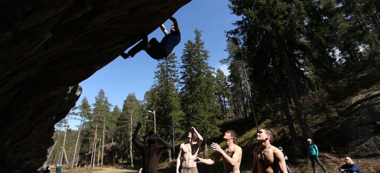 Høyt der oppe: Øystein Johnsen går Jørn Hoel (7B) på Tokerud. Foto: Dag Hagen Høyt der oppe: Øystein Johnsen går Jørn Hoel (7B) på Tokerud. Foto: Dag Hagen