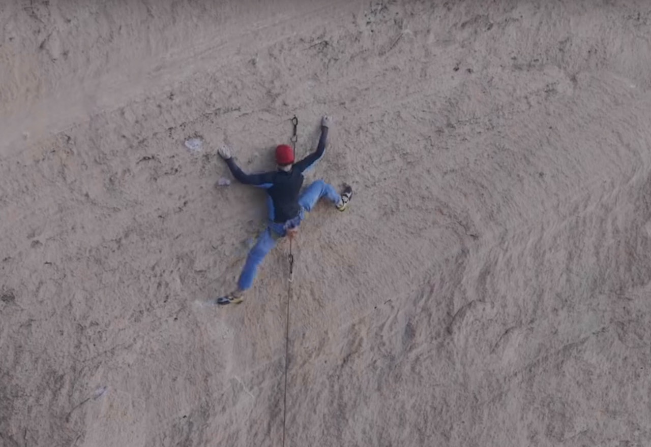 Adam Ondra onsighter Just Do It (8c+) i Smith Rock. Skjermdump fra Youtube.