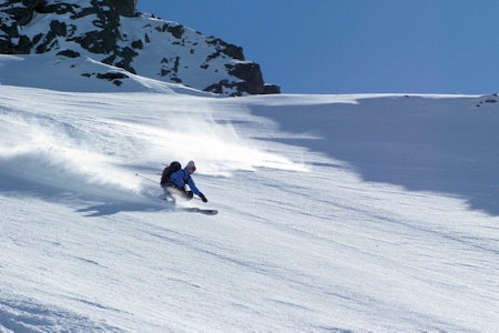 På ski: Bra forhold ned fra Lille Vengetind. Foto: Arne Litlere