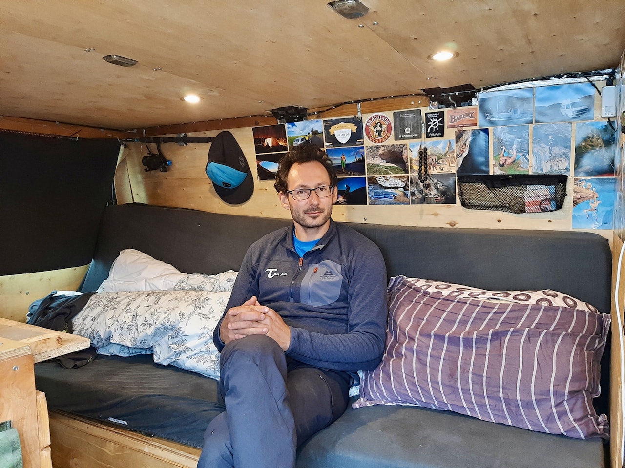 I BILEN: Henning i sitt fine hjem på hjul når han reiser rundt på jobb eller drar til Spania. Foto: Lisa Kvålshaugen Bjærum I BILEN: Henning i sitt fine hjem på hjul når han reiser rundt på jobb eller drar til Spania. Foto: Lisa Kvålshaugen Bjærum