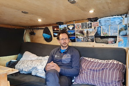 I BILEN: Henning i sitt fine hjem på hjul når han reiser rundt på jobb eller drar til Spania. Foto: Lisa Kvålshaugen Bjærum I BILEN: Henning i sitt fine hjem på hjul når han reiser rundt på jobb eller drar til Spania. Foto: Lisa Kvålshaugen Bjærum