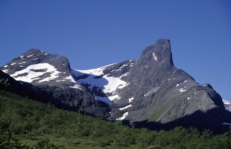 Mektig: Romsdalshorn i all sin prakt, med Nordveggens profil til høyre. Foto: Iver Gjelstenli