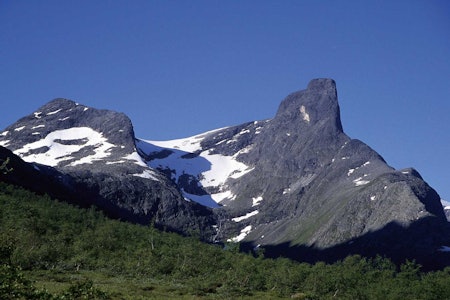 Mektig: Romsdalshorn i all sin prakt, med Nordveggens profil til høyre. Foto: Iver Gjelstenli