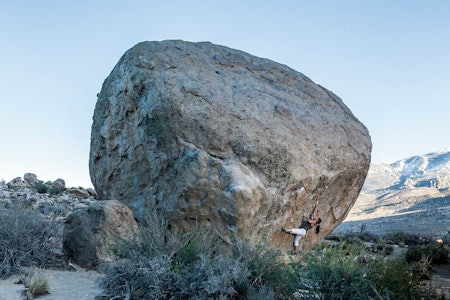 Highballin´ i Bishop: Ved foten av fjellkjeden Sierra Neveda øst i California, finnes et av verdens vakreste buldresteder: Buttermilks. Her er Maria Sandbu på vei opp en av de klassiske høyballene området er så kjent for. Finders fee (7C), i Bishop, California. Foto: Alex Manelis