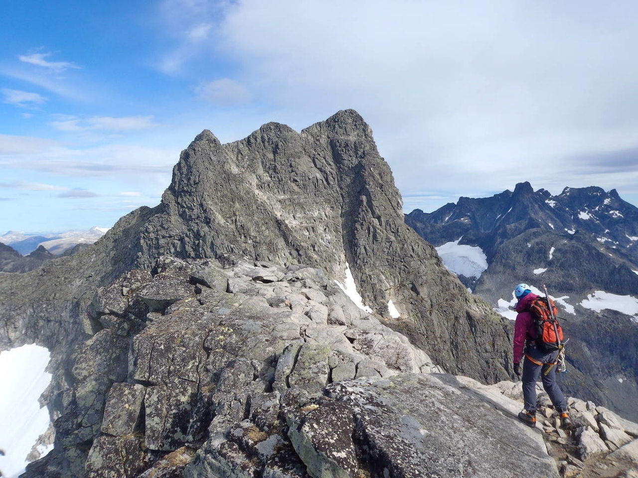 LÆR DEG Å KLATRE I FJELLET: Det er mange aktører som tilbyr kurs i naturlige sikringer; alt fra to dager til en uke. Her fra den klassiske Austabotntindtraversen i Hurrungane. Foto: Lisa Kvålshaugen Bjærum