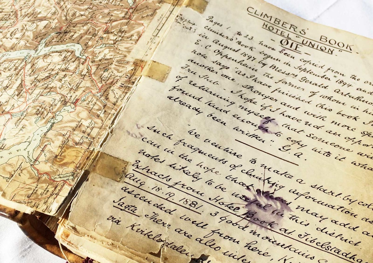 HISTORIEPERLE: Climbers’ Book ble lagt på Hotel Union Øye rundt 1891, og inneholder turskildringer fra blant annet William C. Slingsby. Foto: 62°NORD HISTORIEPERLE: Climbers’ Book ble lagt på Hotel Union Øye rundt 1891, og inneholder turskildringer fra blant annet William C. Slingsby. Foto: 62°NORD