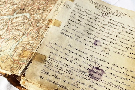 HISTORIEPERLE:  Climbers’ Book ble lagt på Hotel Union Øye rundt 1891, og inneholder turskildringer fra blant annet William C. Slingsby. Foto: 62°NORD HISTORIEPERLE:  Climbers’ Book ble lagt på Hotel Union Øye rundt 1891, og inneholder turskildringer fra blant annet William C. Slingsby. Foto: 62°NORD