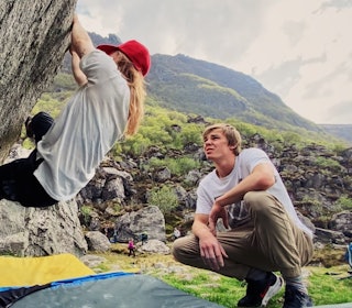 FLØ I ULSTEINVIK: Her har du 107 buldre opp til 8A, og det er mange muligheter for nye buldre - så ta med stålbørsta. Foto: Tove Petterson Flø Ulsteinvik buldring