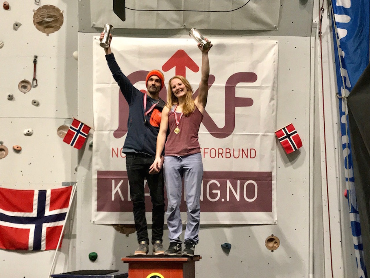 Våre nye Norgesmestere med kongepokal. Foto: Hans-Petter Wollebæk