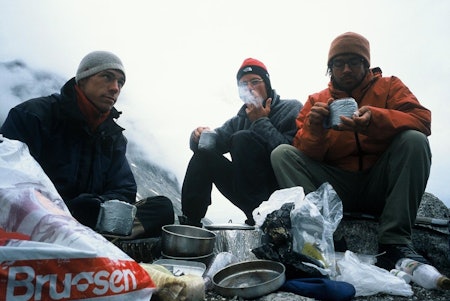 EKSPEDISJON: Bjørn Krane, Mårten Blixt og Erik Massih på Grønland. Turen bar preg av lite mat, lite tobakk men mye klatring og fiske. Foto: Selvutløsern