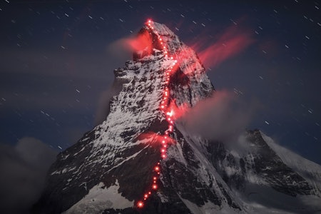 Mammut er kjent for spesielle reklamekampanjer. Her et foto fra normalruta på Matterhorn via Hörnli Ridge. Klatrere satt ut 50 røde lys langs ruta. Foto: Robert Boesch