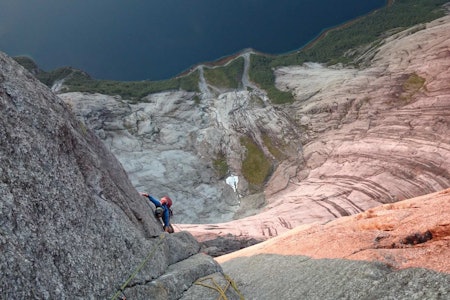 Et hav av granitt: Steinar Grynning følger på det nydelige diederet i 3. taulengde i toppveggen av Stetind. Foto: Jo Arve Repp Et hav av granitt: Steinar Grynning følger på det nydelige diederet i 3. taulengde i toppveggen av Stetind. Foto: Jo Arve Repp