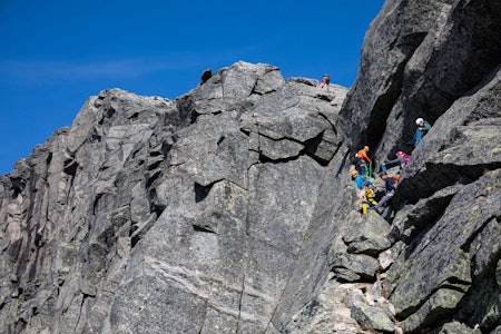 KØ PÅ STETIND: Hvordan løser man dette med kø, hva gjør du om finner utstyr på cragget, og hvordan ser du om det er et åpent eller lukket prosjekt? Foto: Tore Meirik KØ PÅ STETIND: Hvordan løser man dette med kø, hva gjør du om finner utstyr på cragget, og hvordan ser du om det er et åpent eller lukket prosjekt? Foto: Tore Meirik