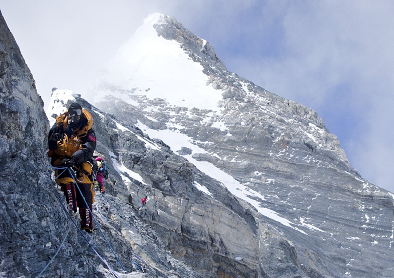 NÆR TOPPEN: Trå skimtes som en rød prikk i bakgrunnen på Second Step. I forgrunnen Lars Oma Erichsrud på retur fra toppen. Foto: everest09.no NÆR TOPPEN: Trå skimtes som en rød prikk i bakgrunnen på Second Step. I forgrunnen Lars Oma Erichsrud på retur fra toppen. Foto: everest09.no