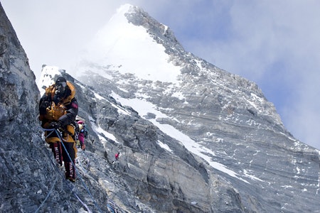 NÆR TOPPEN: Trå skimtes som en rød prikk i bakgrunnen på Second Step. I forgrunnen Lars Oma Erichsrud på retur fra toppen. Foto: everest09.no NÆR TOPPEN: Trå skimtes som en rød prikk i bakgrunnen på Second Step. I forgrunnen Lars Oma Erichsrud på retur fra toppen. Foto: everest09.no