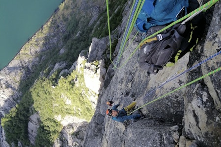 EN FORBUNDSFIENDE: Kalle og Erik høyt oppe på Kjerag. Foto: Paula Voldner Kjerag En Forbundsfiende