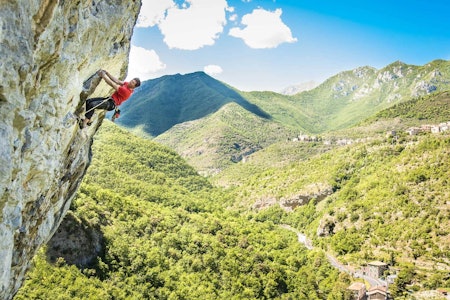 Tungt:  Gustav Melgren tar i på toppen av Yerba Mate (7b) på Erboristeria Alta med Ferruccio’s gård i bakgrunnen. Foto: Thomas Horgen Tungt:  Gustav Melgren tar i på toppen av Yerba Mate (7b) på Erboristeria Alta med Ferruccio’s gård i bakgrunnen. Foto: Thomas Horgen